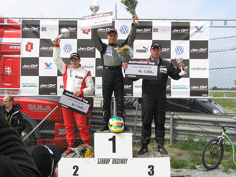 Nick Reimersø øverst, sammen med Kenneth Jacobsen og Kent Iversen